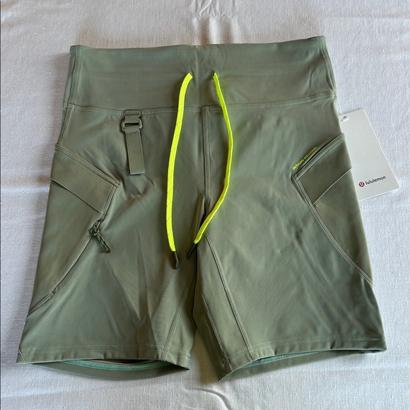 Lululemon Cargo Super-High-Rise Hiking Short 8